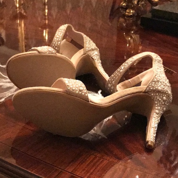 Feather and crystal embellished heels New! Free shipping:) - Picture 8 of 10